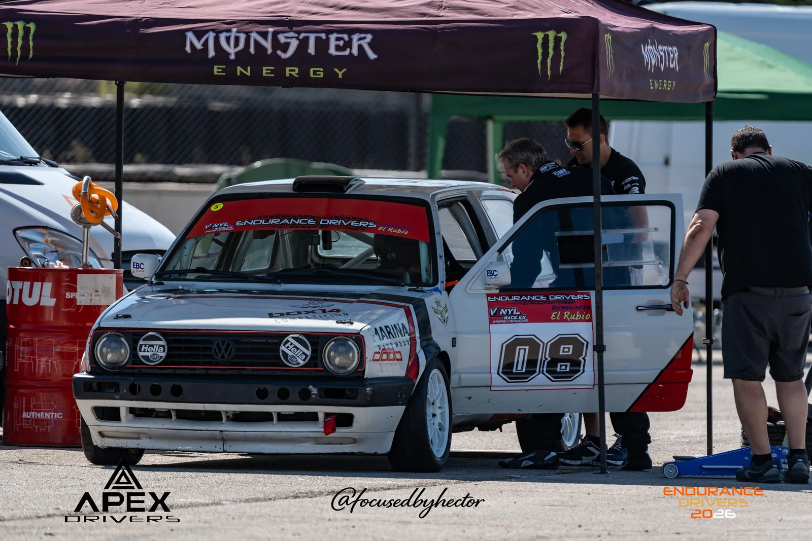 Preparación de un coche en el paddock de Endurance Drivers